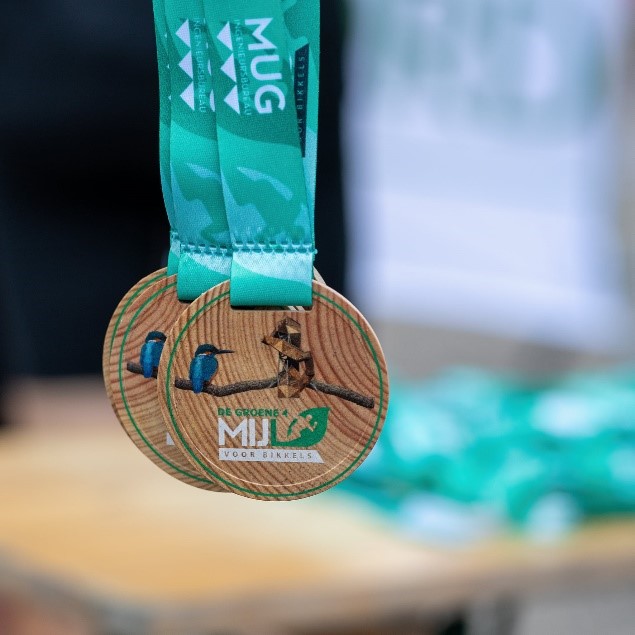 Duurzame medaille gemaakt van hout met een full colour opdruk bij de Groene 4 Mijl